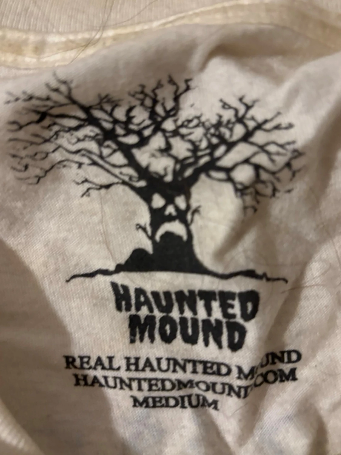 Vit Haunted Mound t-shirt med tryck - 1