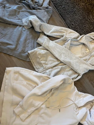 Hoodie - Säljer 2 hoodies och en med dragkedja då jag rensar garderoben, supergosiga!