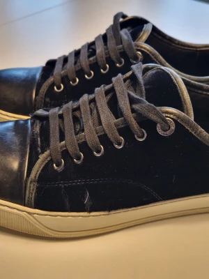 Lanvin 41 - Snygga mörkblå lanvins i storlek 41, trendiga och passar perfekt till våren. Priset är ej hugget i sten