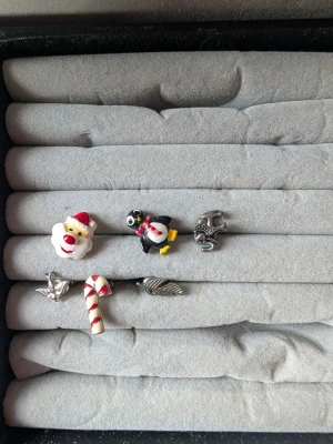 Juliga Örhöngen - Köpta i Danmark!! Setet innehåller motiv som tomte, pingvin med röd halsduk, godiskäpp, fågel, löv och en silverfärgad fisk. 