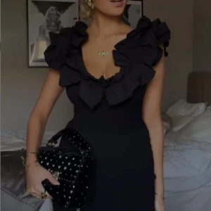 Zara volang body - Säljer nu den populära bodyn ifrån Zara som är slutsåld i både butik och online.                         Bodyn är i strl s men den passar även mig som är en xs-xxs. Bodyn är i ett fint skick då jag bara använt den ett fåtal gånger🖤