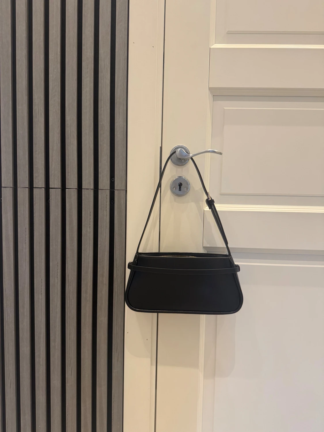 Svart axelväska med gulddetalj - 1