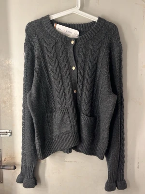 Kofta - Säljer en helt ny super fin&gosig kofta, den har många fina detaljer som guldknappar, utsväning vid händerna, mönster och är i  en fin mörkgrå färg, perfekt till vintertider! Detta är även en perfekt julklapp då den är super fin, är till bra pris och helt ny oanvänd!❤️🎄kostade 600 kr när den köptes! 