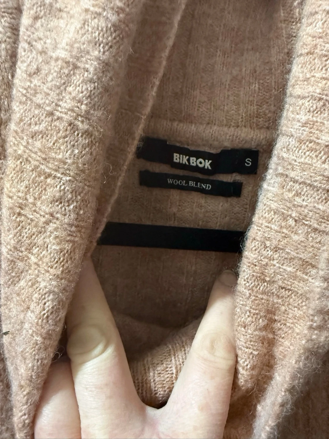 Beige ribbad polotröja från Bik Bok - 1