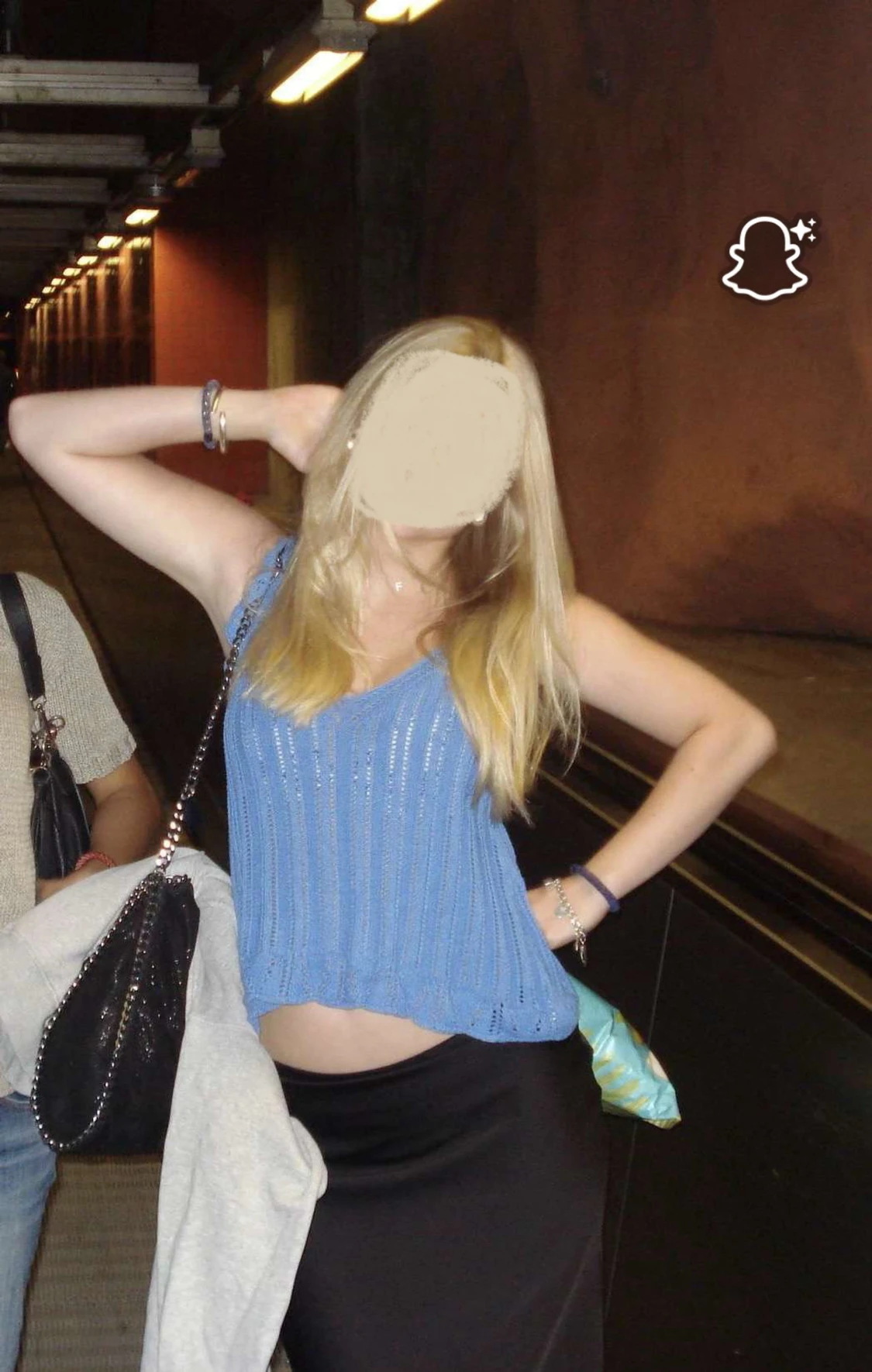 Blå stickad linnetopp med volang - 1