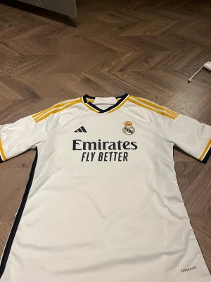 Real Madrid tröja  - Säljer en fet Real Madrid tröja!! 100% äkta. Inte sliten, förstörd eller krympt. Helt ny!! PRISET KAN DISKUTERAS!! 🤩                                             
