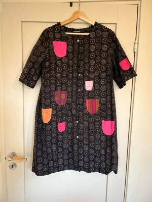 Marimekko svart mönstrad klänning - Klassisk klänning från Marimekko. Klänningen har knappar framtill.