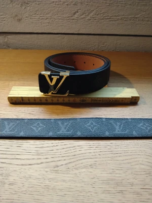 LV Bälte 120 cm - Snyggt bälte i fint skick Guld spänne 