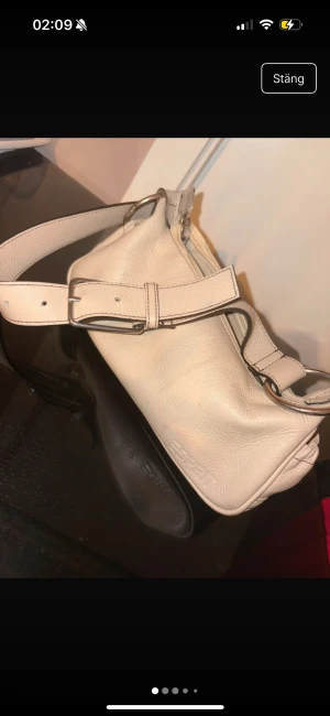 ESPRIT liten väska - Jätte söt beige väska från esprit, fina detaljer, använd ett par gånger, bra material,