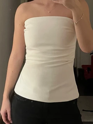 Fin topp från Zara - Supper snygg topp från Zara. Storlek XS💕