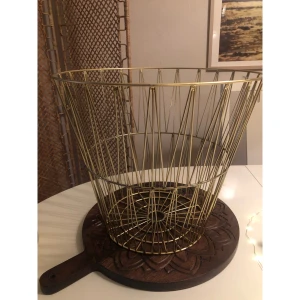 Guldkorg i metall  - Guldkorg i metall, perfekt att förvara filtar/kuddar i. Eller varför inte vända den upp och ner - så kan du använda det som ett sido bord. Kan vara en finare papperskorg också. 