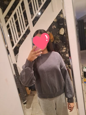 Grå sweatshirt från H&M Divided XS - Mjuk och enkel grå sweatshirt från H&M Divided i storlek XS. Tröjan har rund hals, ribbade muddar och är långärmad med loose passform. Perfekt för chill dagar och passar till allt. Insidan är fleecefodrad för extra komfort.