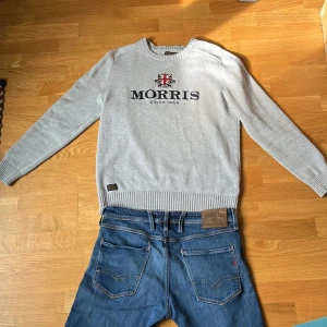 Grå Stickad tröja från Morris - • Storlek L men sitter M. • Väldigt bra skick 9/10, Inga defekter. • Tröjan passar bra till replay jeansen i min profil. • Skriv vid några frågor. • Pris: 449kr