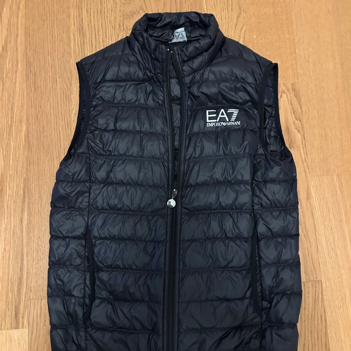 Svart dunväst från EA7 Emporio Armani