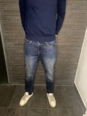 Blå raka jeans med tvättad look - Snygga blå jeans med tvättad effekt och klassiska fem fickor. Jeansen är en del av en autentisk vintage kollektion! Nypris på ca 999kr