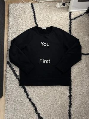 Acne studios fw14 you first tröja  - Säljer denna acne studios tröja i bra skick för att vara  12 år gammal. Sedd på bladee och kendrick lamar. Måtten är: längd:69cm bredd: 60