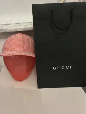 Keps  - Snygg rosa keps, aldrig använd. Fraktas snabbt! Priset kan gå ner vid snabb affär!