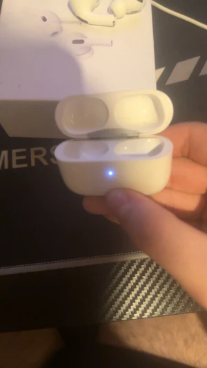 AirPods Pro - Apple AirPods Pro trådlösa hörlurar med laddningsetui. Aktiv brusreducering, transparensläge och silikonproppar för bästa passform. Laddningsetui med synliga laddningsindikatorer. Mindre yttre slitage på etuiet, hörlurarna ser hela ut. Originalförpackning medföljer.