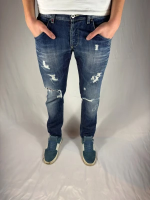 Dondup Jeans  - Dondup Jeans George | Pris = 999 kr | Storlek 32 | Modellen är 186 cm | Jeansen har orginal slitningar från fabrik | Hör av dig vid minsta fundering 