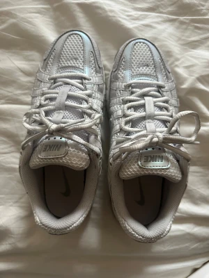 Nike p-6000 vita - Säljer ett par Nike p-6000 använda 2 gånger så dem är som nya! Box medföljer vid köp. Köpta på zalando för 1345kr