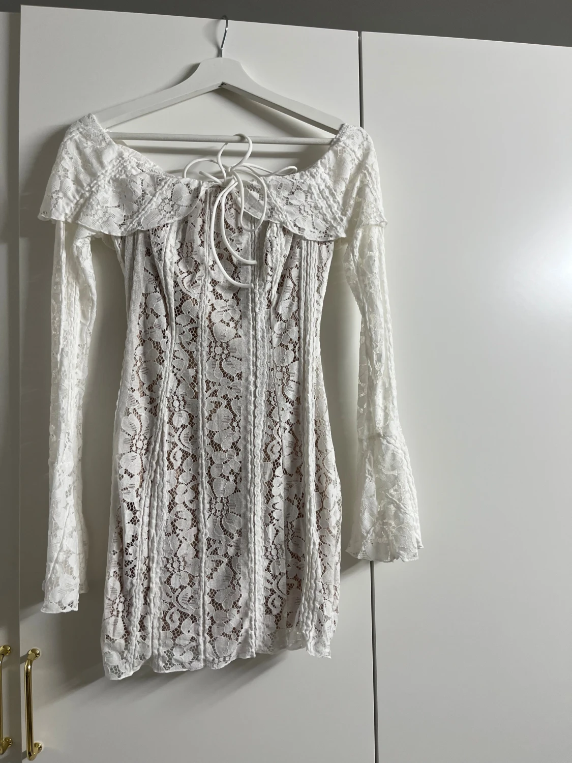 Vit spetsklänning med snörning - 1