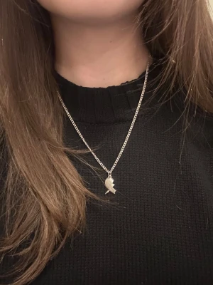 Maria Nilsdotter you & me halsband - Såå fint Maria Nilsdotter halsband. Kedjan är helt ny, därav priset❣️skriv vid frågor eller funderingar😇