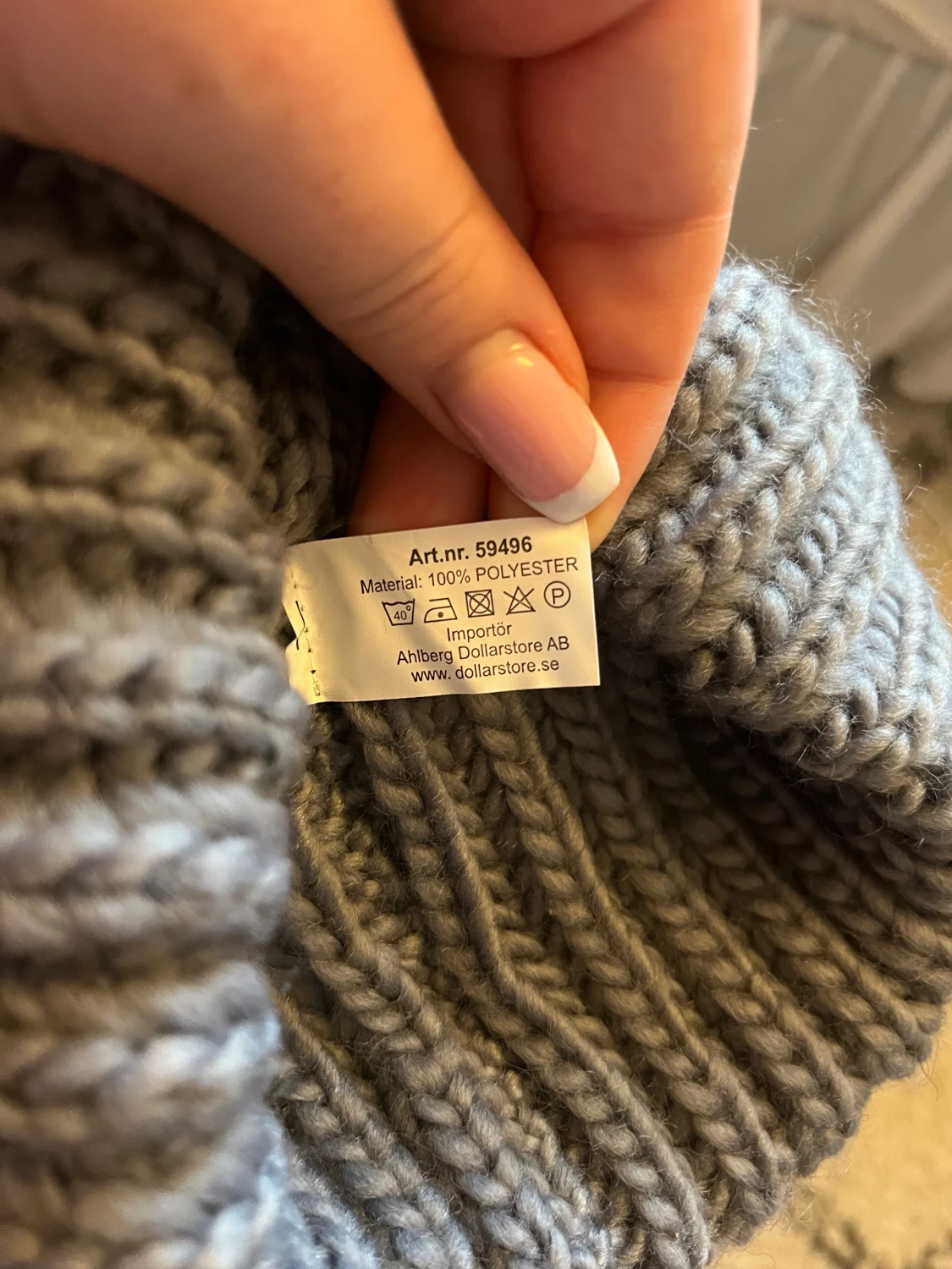 Grå stickad mössa med pälsboll - 1