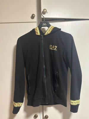 EA7 zip-tröja - EA7/Aemani zip-tröja storlek s passar även medium riktigt fint skick inga skador eller så pris går att diskutera