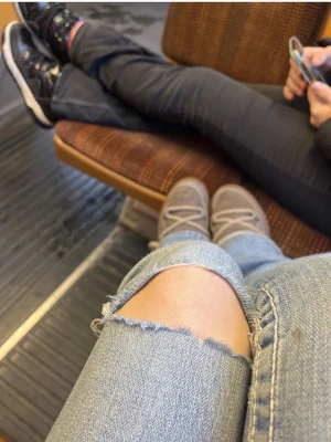 Bruna Inuikii boots med snörning - Säljer ett par bruna Inuikii boots med grov snörning och rund tå. Skorna har en kombination av mocka och skinn på utsidan samt ett varmt foder inuti. Perfekta för kalla dagar med sin platta sula och snygga design. Nypris ca 3500