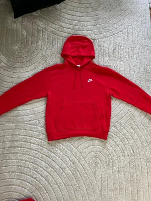 Nike Set HELT NYTT  - HELT NYTT nike set köpt ifrån nikes hemsida men användes bara 1 gång hemma. Hoodie är storlek M och byxorna L perfekt för en avslappnad look