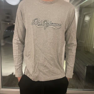 Peak performance tröja  - Skriv vid frågor,