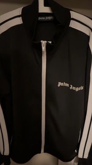 Palm angels  - Säljer min Palm angels zip up då den inte kommer till användning längre. Den är top skick skicka dm om ni är intresserade!