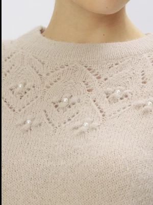 Beige stickad tröja med pärlo - Superfin beige stickad tröja från Mohito med dekorativa pärlor och ett snyggt mönster upptill. 