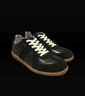 Maison Margiela - Storlek 44/45 jätte bra skick aldrig använda prefekt för dig som behöver ett per nya fetta skor skriv privat för frågor!