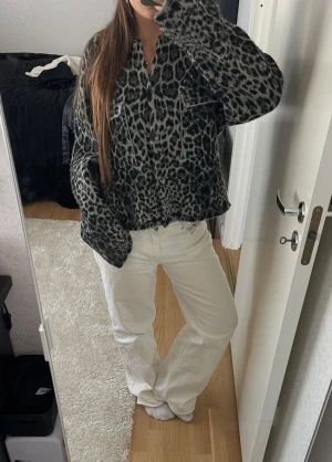 Mönstrad tröja från zara  - Jättefin tröja i superskönt mjukt material, använd nån gång men har inga tecken på användning. Från zara. 