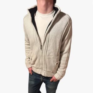 FODRAD CARDIGANJACKA - Säljer nu en av de snyggaste cardiganjackorna här på plick!🌤️❄️| Fodrad vilket gör den perfekt till vintern! | Står anourlunda på lappen men sitter som XS/S | Hör gärna av dig!✌🏻👑