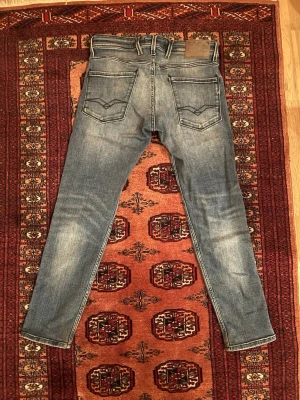 Replay anbass jeans - Säljer nu även dessa replay anbass som jag köpte nya själv. Riktigt skönt material på byxan men sammtidigt slim passform. Priset är pga av att jah köpte dem helt nya för inte så länge sedan. Hör av dig vid frågor och funderingar!✌️✌️