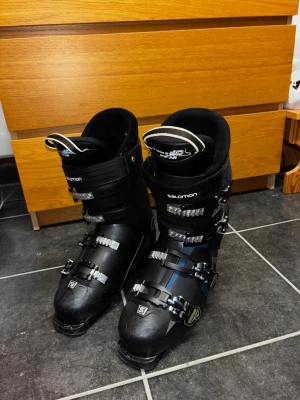 Salomon s pro pjäxor - Fina Salomon s PRO oversized pivot pjäxor. Riktigt bra pjäxor som du kan justera spännen och fästen lätt på. De är använda så finns såklart nått litet märke här och där. Storlek 27. Köptes för två säsonger sen för cirka 3000:-