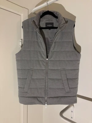 Flanell väst - Jag säljer nu en riktigt stilig flanell väst från dressman. Storlek M. Skick 8/10. Kort sagt en riktigt snygg väst i bra skick. Kontakta mig om du skulle ha någon fråga ;)