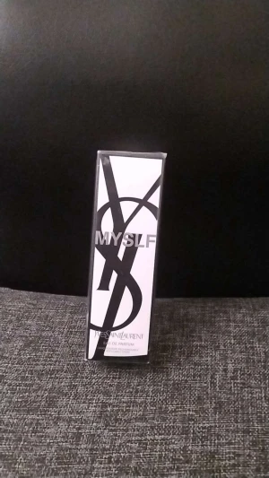YSL MYSLF Eau de Parfum - YSL MYSLF Eau de Parfum i originalförpackning. Snygg och modern design från ett ikoniskt märke. Perfekt för dig som vill sticka ut och visa din stil. Volym och ingredienser framgår ej tydligt på bilderna.