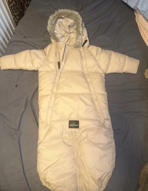 Overall/åkpåse - Har en liten fläck inuti (förmodligen från mat) går säkert att skrubba bort. Går att stänga på två sätt antingen som en hel åkpåse eller ett ben var för sig