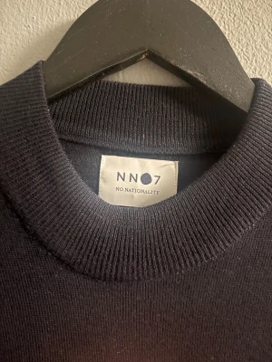 Mörkblå stickad tröja från NN07 - Snygg mörkblå stickad tröja från NN07 med rund hals.  Storlek S. Använd kanske 3 gånger så den är i väldigt fint skick.  Köpt på NK I GÖTEBORG och kvitto finns. Vid frågor är det bara att höra av sig. Priset kan också diskuteras vid en snabb affär. Tveka inte på att höra av dig:)