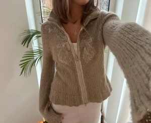 Stickad kofta i mohair-mix  - En stickad kofta köpt i Spanien. Uppskattad storlek S. Jag fraktar inom 24h. Se liknande plagg i min profil!