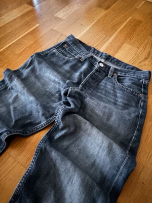 Vintage levi’s 501 - Vintage jeans från Levis. modell 501. Storlek 28/34. Hör gärna av dig vid frågor eller funderingar.