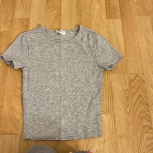 T-shirt  -  En kroppad t-shirt, mjuk och elastisk 