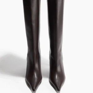 Bruna höga stövlar med klack - Virala stövlarna från H&Mi brunt. Använt en gång så dom är i bra skick. Storlek 38. 