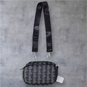 Svart axelväska Lacoste - Snygg svart axelväska från Lacoste med geometriskt mönster och justerbar bred axelrem. Väskan har dragkedja och detaljer i skinnimitation samt diskret Lacoste-logga framtill. Perfekt för att bära det viktigaste med stil.