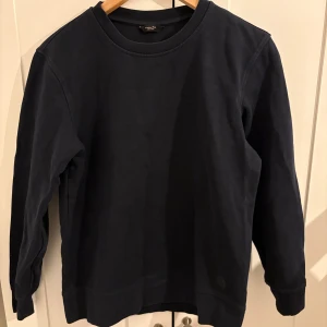 Mörkblå sweatshirt från Massimo Dutti - Säljer en stilren mörkblå sweatshirt från Massimo Dutti. Tröjan har rund halsringning och långa ärmar, perfekt för en chill och enkel look. Materialet är mjukt och passformen är normal. En klassisk basic som funkar året runt.