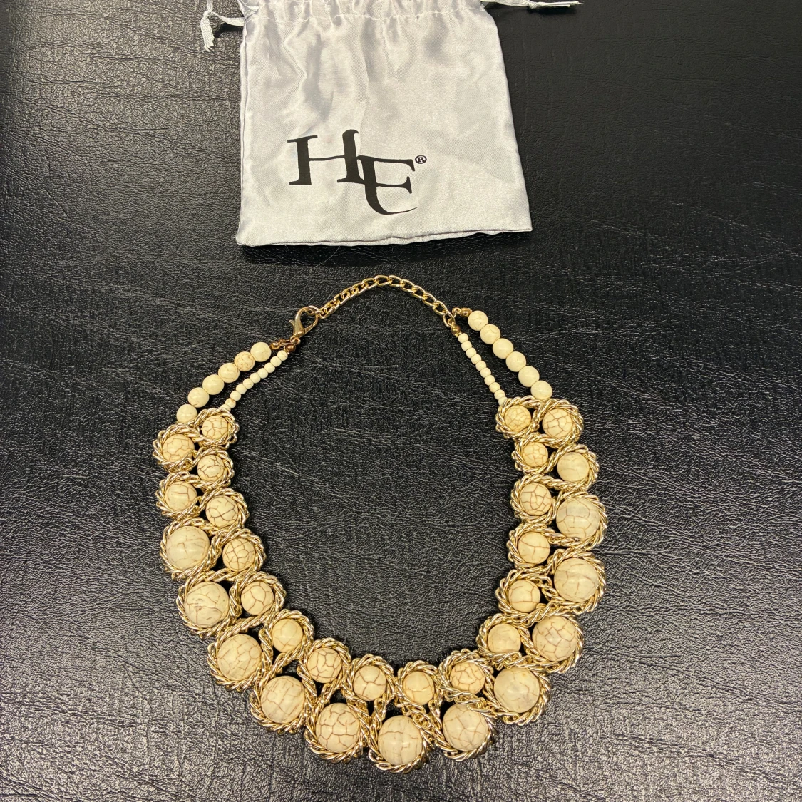 Statementhalsband från House of Elliot med pärlor
