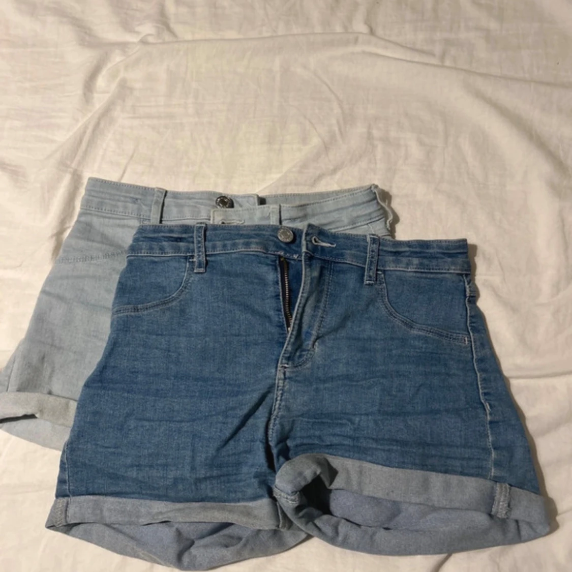 Två par denimshorts med uppvik